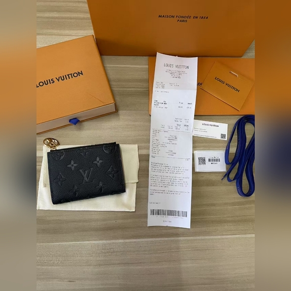 Louis Vuitton Lisa Wallet - Picture 1 of 16